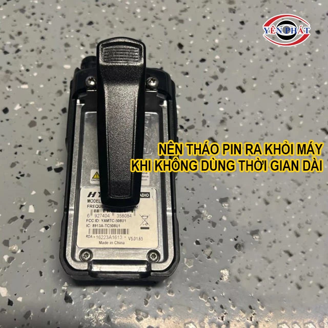 nên tháo pin ra khỏi máy khi bảo quản