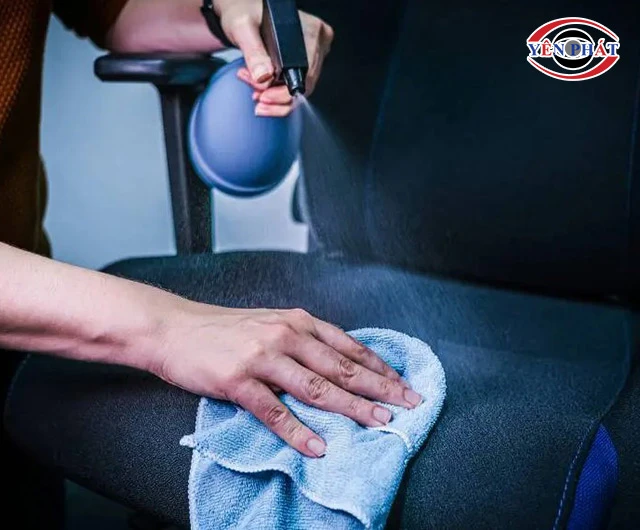 Lau vết bẩn trên ghế bằng dung dịch làm sạch