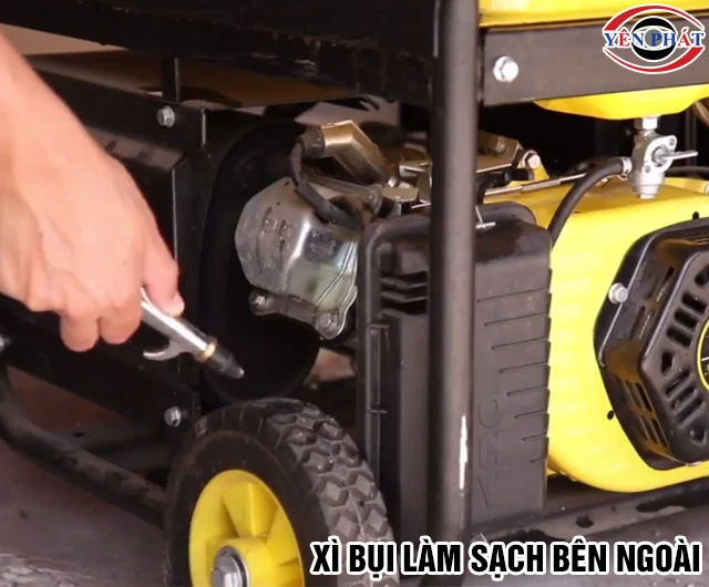 Vệ sinh máy phát điện bên ngoài