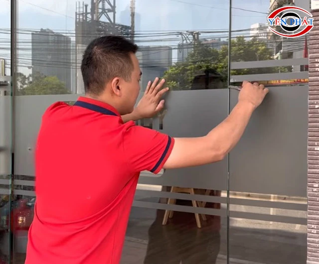 Dùng dao cạo kính đúng cách