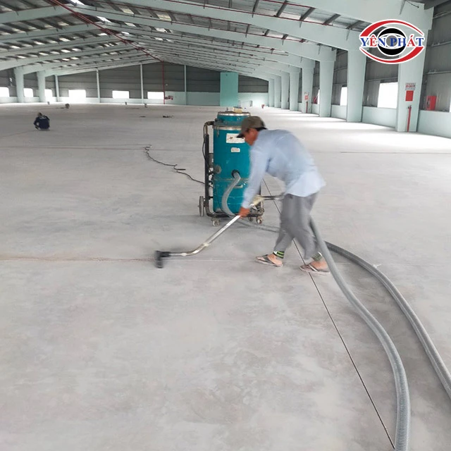 dọn rác trên mặt sàn