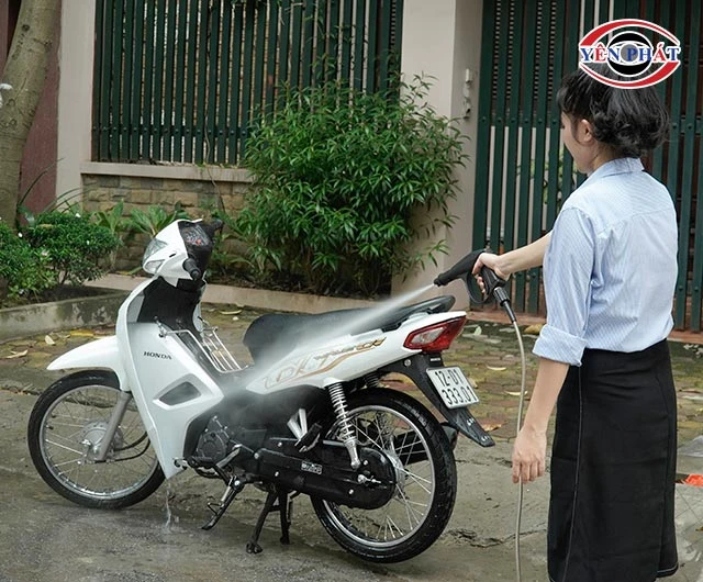 Dùng máy rửa xe cao áp