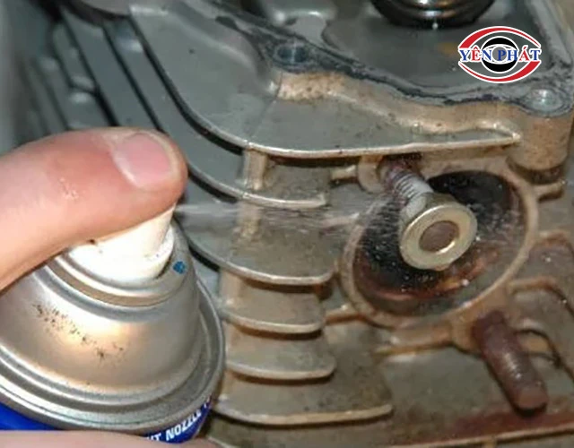 Dùng hóa chất chống rỉ sét cho xe