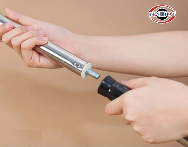 Thân cây lau nhà bị kẹt không xoay được