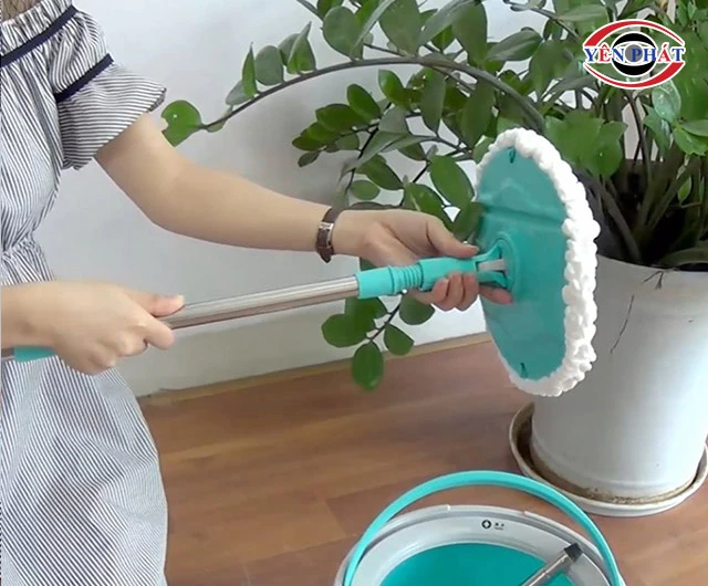 Lắp bông lau vào cán lau