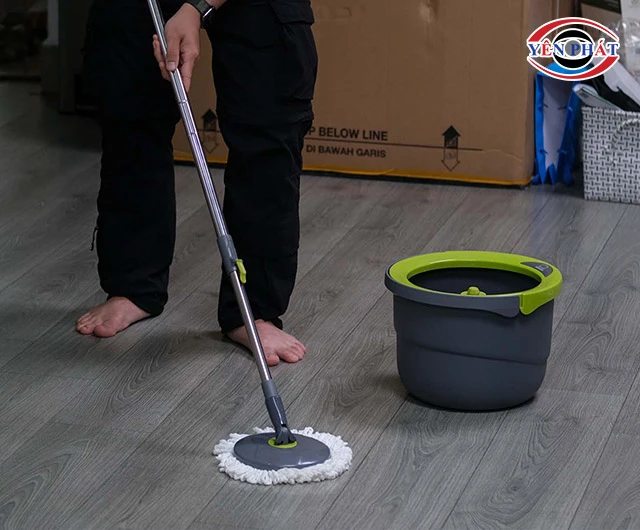Tiến hành lau nhà khi đã vắt khô