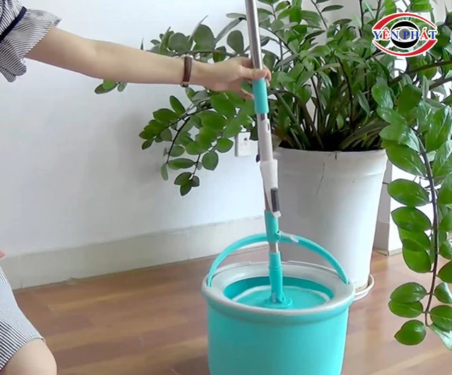 Đưa cây lau vào bên vắt 