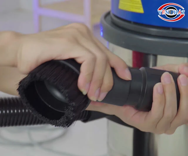 Gắn chổi tròn để bắt đầu dùng máy