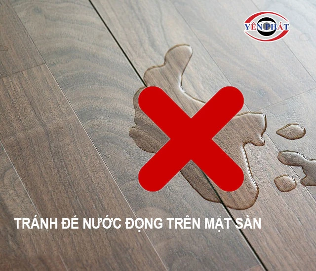 Tránh để nước đọng trên mặt sàn