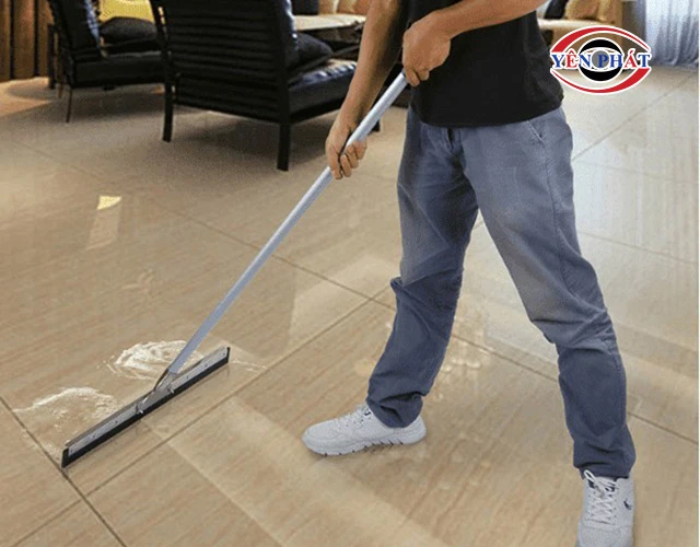ứng dụng Cây gạt nước sàn nhà inox tại nhà