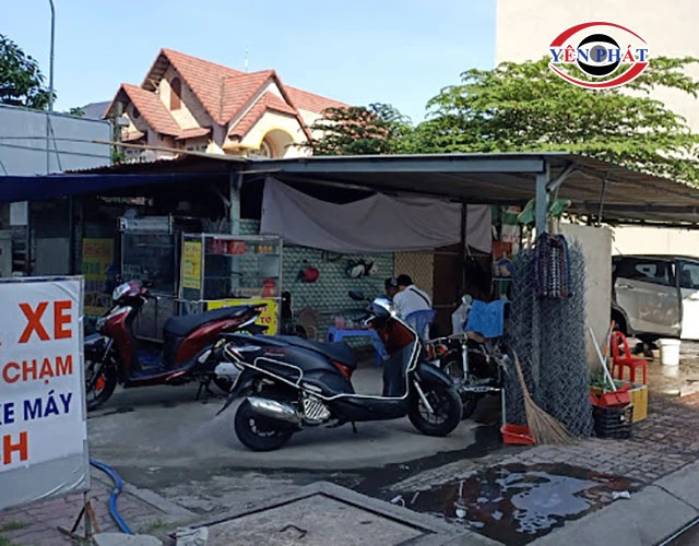 Tiệm rửa xe cô Phượng