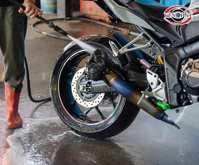 Tiệm rửa xe Luận