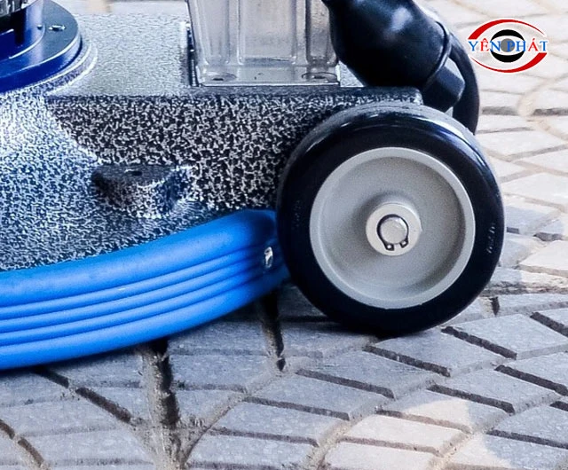 Máy chà sàn di chuyển dễ dàng nhờ bộ bánh xe