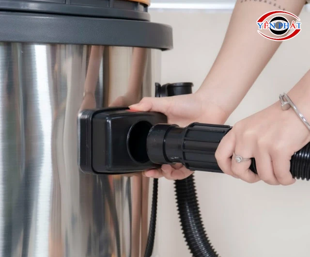 Lắp ống mềm vào thùng chứa