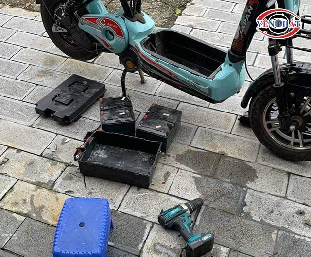 tháo rời ắc quy xe đạp điện