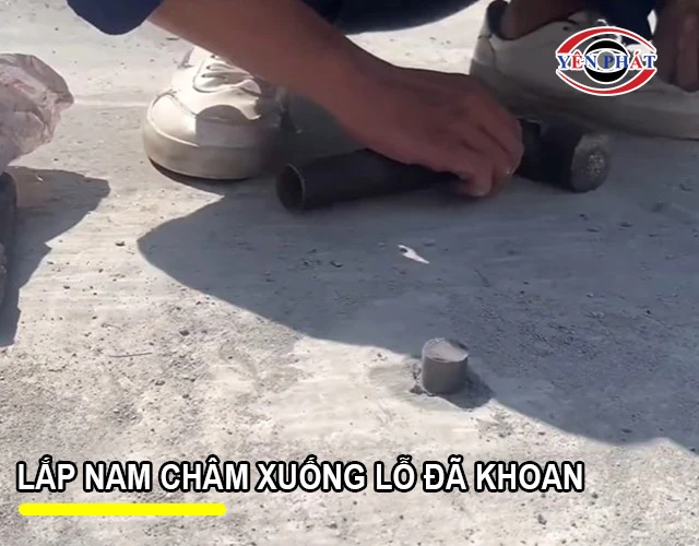 Lắp nam châm xuống lỗ đã khoan