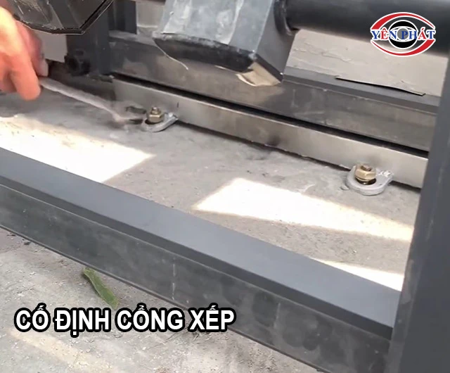 Cố định cổng xếp