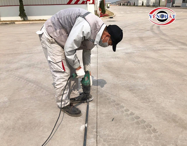  Khoan cắt, cố định đường ray vào rãnh