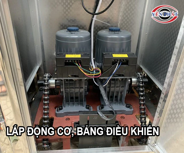 Lắp động cơ, bảng điều khiển vào trong đầu cổng