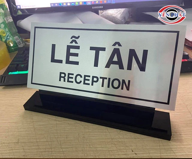 biển báo quầy lễ tân
