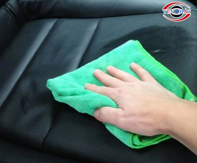 Vệ sinh bằng cồn hoặc nước sát khuẩn