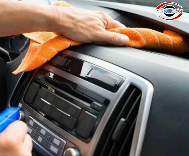 Xịt nước muối lau chùi xe