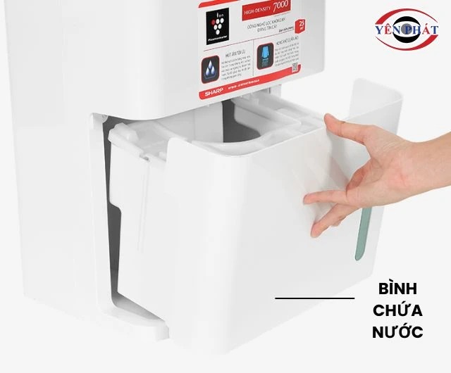 Đổ bình nước của máy hút ẩm Sharp DW-D12A-W