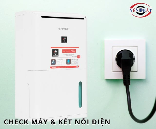 Cắm điện máy hút ẩm Sharp DW-D12A-W