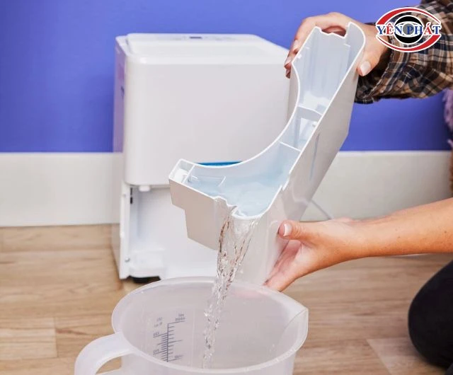 Đổ nước máy hút ẩm nếu bình chứa đầy