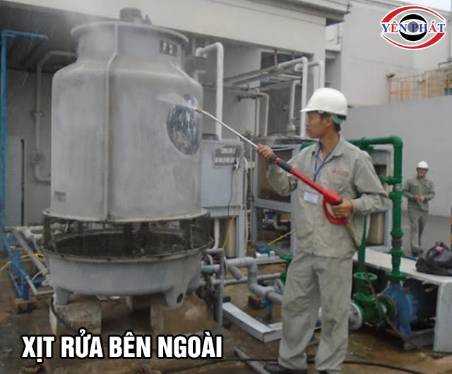 Vệ sinh bên ngoài bảo dưỡng tháp giải nhiệt