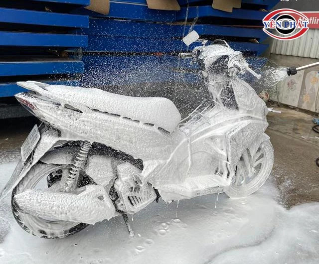bọt tuyết rửa xe siêu sach