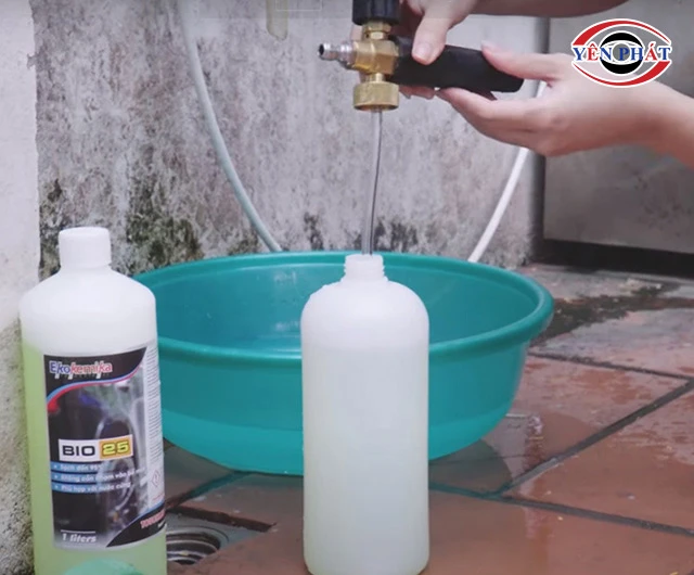 pha dung dịch nước rửa xe không chạm