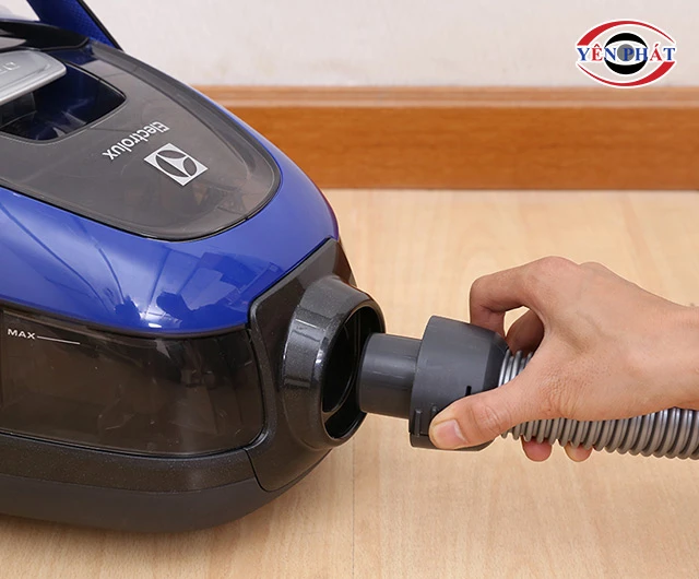 Lắp các bộ phận máy hút bụi Electrolux