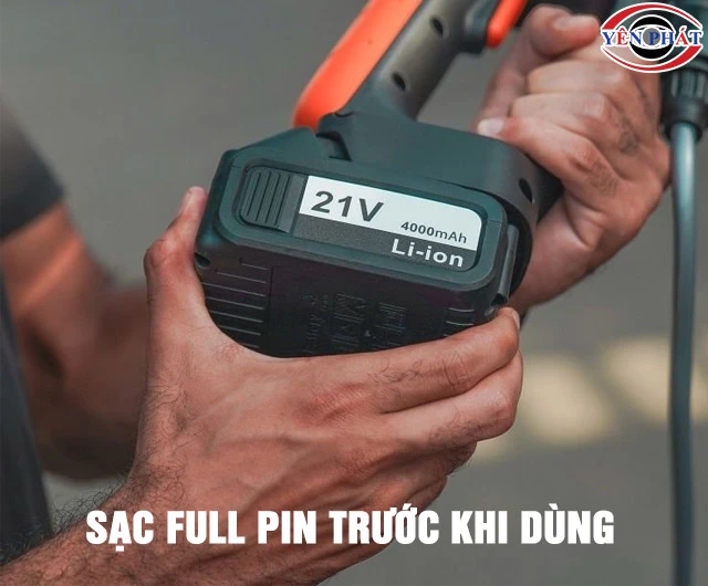 Sạc máy rửa xe chạy pin