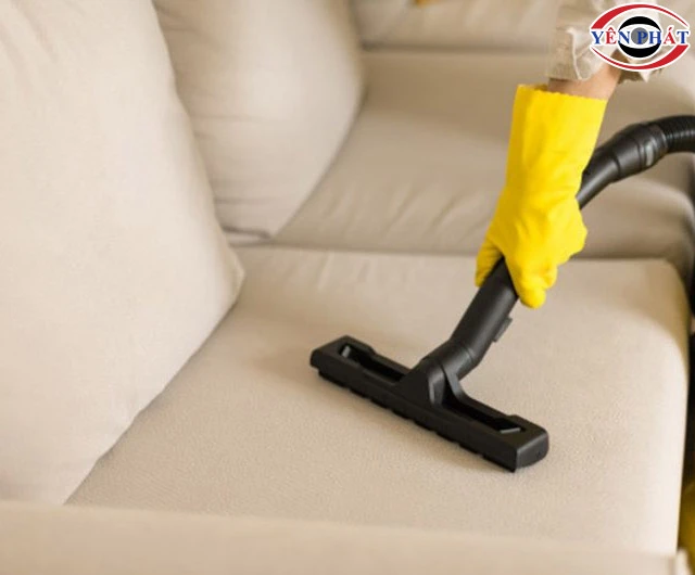 Tiến hành vệ sinh ghế sofa bằng máy hút bụi