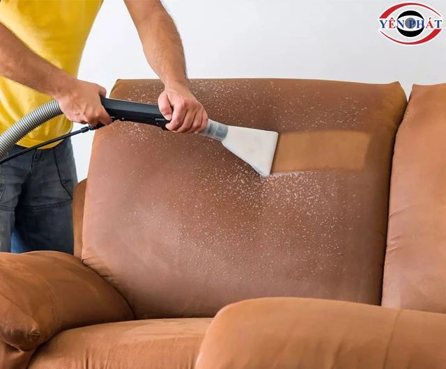 Vệ sinh ghế sofa bằng máy hút bụi giặt thảm