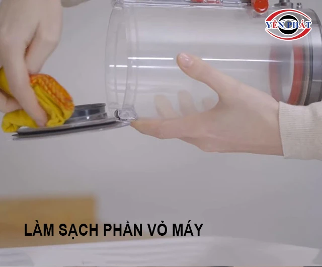 Làm sạch phần vỏ máy