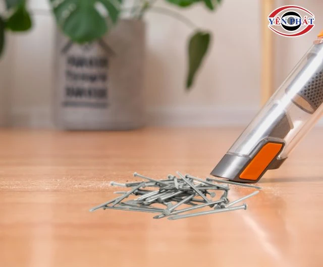 Máy hút bụi có mùi khét do hút phải vật cứng