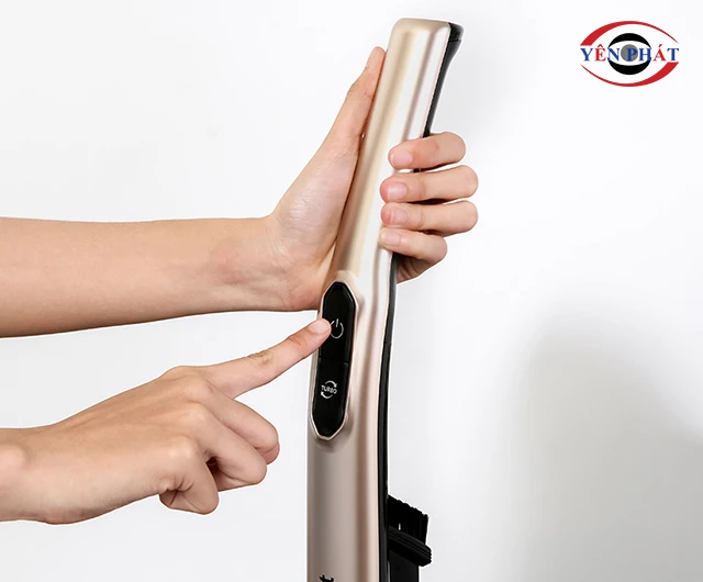 Nhấn nút nguồn để khởi động máy hút bụi.