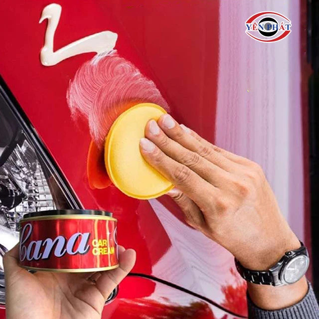 Bôi kem cana đánh bóng lên vết xước xe