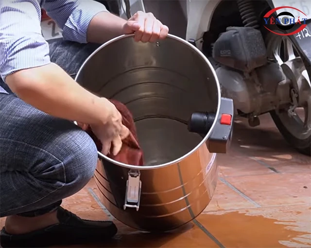 vệ sinh thùng chưa máy hút bụi
