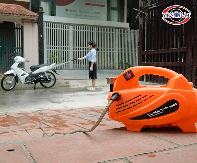 rửa lại xe bằng máy rửa xe