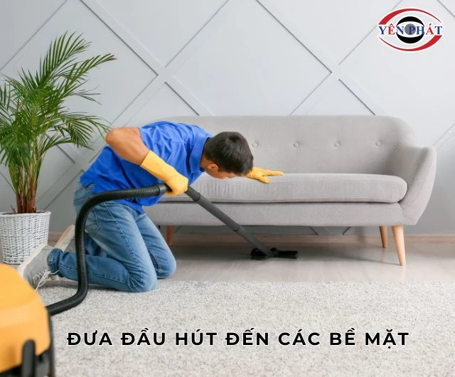 Đưa đầu hút của máy hút bụi 50L đến các bề mặt