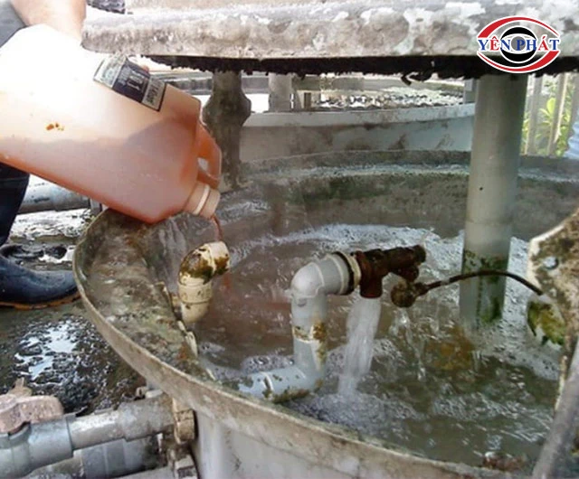 dùng hoá chất vệ sinh nước tháp giải nhiệt