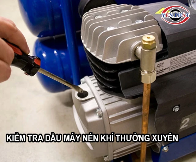 Kiểm tra dầu máy thường xuyên