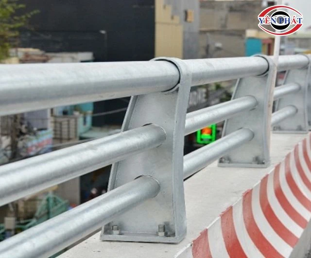 Thanh chắn lan can đường trên cầu vượt