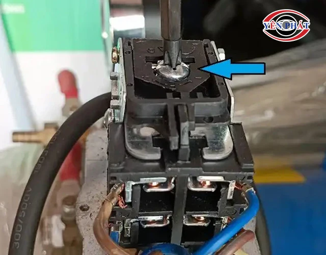 vặn chặn lại các tiếp điểm