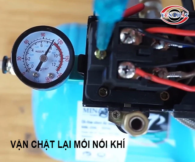 Vặn chặt lại mối nối