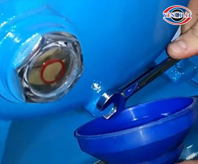 Xả bớt dầu của máy nén khí
