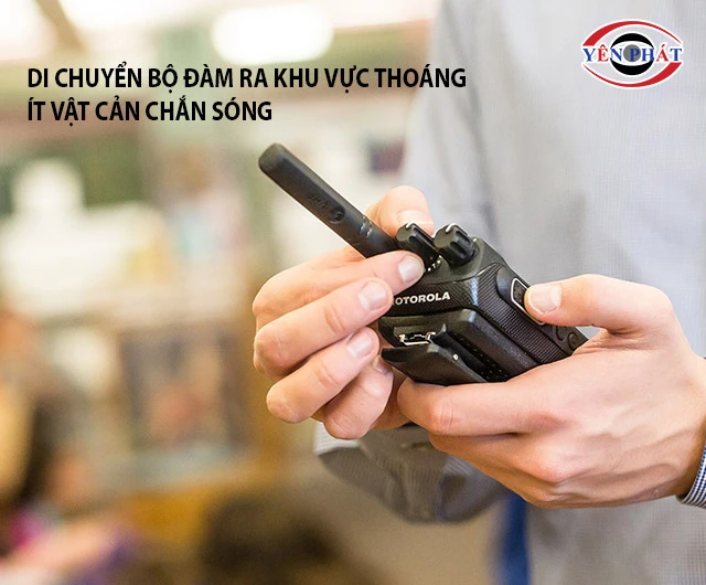 Di chuyển bộ đàm ra khu vực thoáng